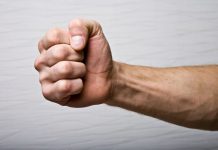 В Павлограде 18-летний парень до смерти избил прохожего