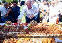 Предприниматели подарили павлоградцам 3-метровый пирог (ФОТО и ВИДЕО)