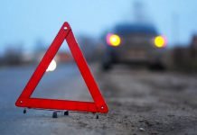 В Павлограде автомобиль сбил парня, сидевшего посередине дороги