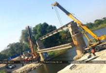Ремонт моста: строители снимают самый длинный и тяжелый пролет (ВИДЕО)
