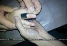 Металлическое кольцо с ручки ребенка сняли спасатели