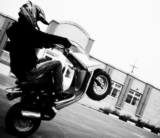 Мужчина угнал скутер со стоянки шахты, на которой работает