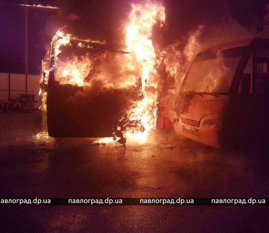 В Павлограде сгорел автобус одного из перевозчиков (ФОТОРЕПОРТАЖ)
