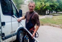 Спасение рядового Бобика — в Павлограде из люка достали животное