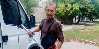 Спасение рядового Бобика — в Павлограде из люка достали животное