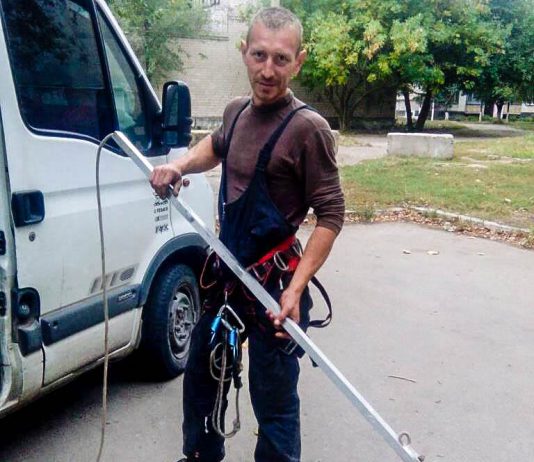 Спасение рядового Бобика — в Павлограде из люка достали животное
