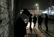 Два терновчанина, одному из которых всего 15 лет, избили и ограбили прохожего