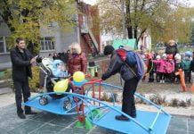 Жители Першотравенска создали площадку для малышей с ограниченными возможностями