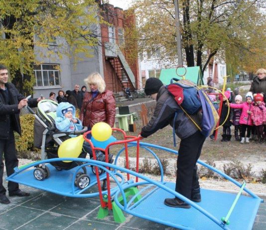 Жители Першотравенска создали площадку для малышей с ограниченными возможностями