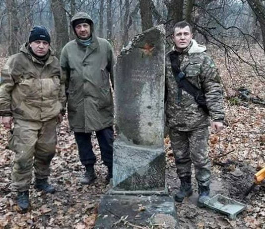 Под Павлоградом камрады восстановили памятник на могиле неизвестного солдата