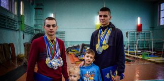 В Павлограде наградили кикбоксеров — чемпионов мира