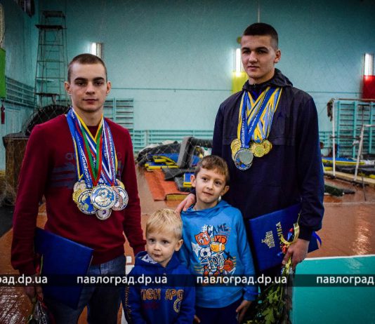 В Павлограде наградили кикбоксеров — чемпионов мира