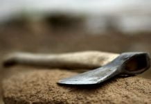 Из-за ссоры двух женщин, один мужчина едва не зарубил другого топором