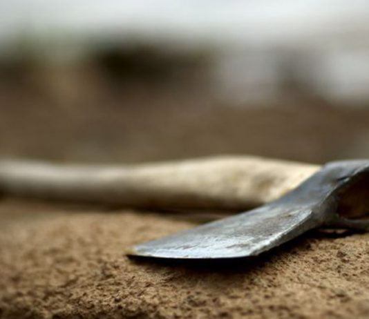 Из-за ссоры двух женщин, один мужчина едва не зарубил другого топором