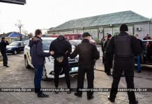 В Павлограде задержали группу вооруженных молодых парней (ФОТО и ВИДЕО)