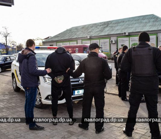 В Павлограде задержали группу вооруженных молодых парней (ФОТО и ВИДЕО)