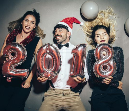 Как встречать Новый год 2018: что надеть и поставить на стол