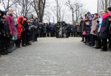 В павлоградской школе появилась Аллея памяти