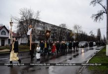 Сотни павлоградцев пришли проститься с Валентином Цешковским (ФОТО и ВИДЕО)