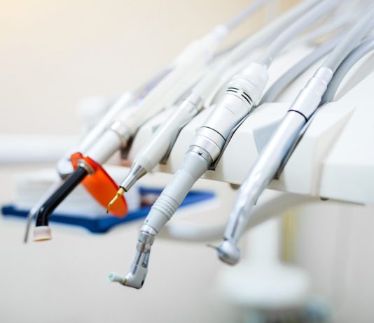 Треть пораженных кариесом зубов заканчивается осложнением — стоматолог