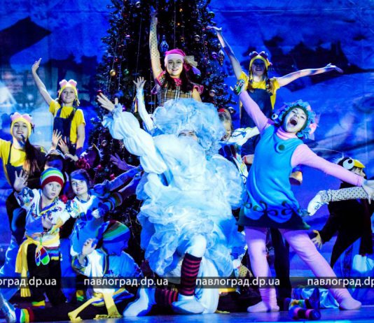 Человек-Паук, Повариха из Бергентауна, Тучка и другие герои в Павлограде спасали символ Нового года (ФОТО и ВИДЕО)