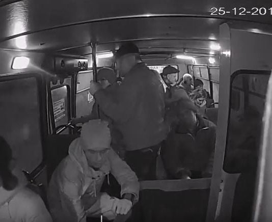 В сеть попало видео, как в Павлограде парень украл кассу у водителя автобуса