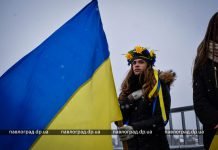 День соборности в Павлограде отметили флешмобом «Мост единства» (ФОТОРЕПОРТАЖ)