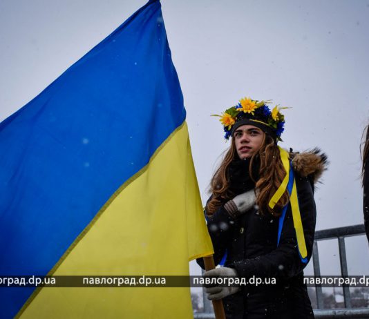 День соборности в Павлограде отметили флешмобом «Мост единства» (ФОТОРЕПОРТАЖ)