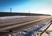 Пешеходы на мосту на «55-й» рискуют провалиться в дырку (ФОТОФАКТ)