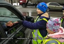 В Павлограде дети угощали водителей сладостями