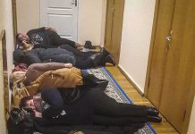 В знак протеста павлоградские медики ночевали в коридоре облсовета (ФОТО и ВИДЕО)