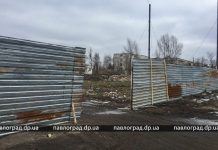 На пустыре за ЦУМом началась стройка. Что строят?