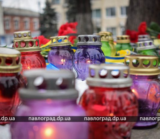В Павлограде зажгли свечи в память о Небесной сотне (ФОТО и ВИДЕО)
