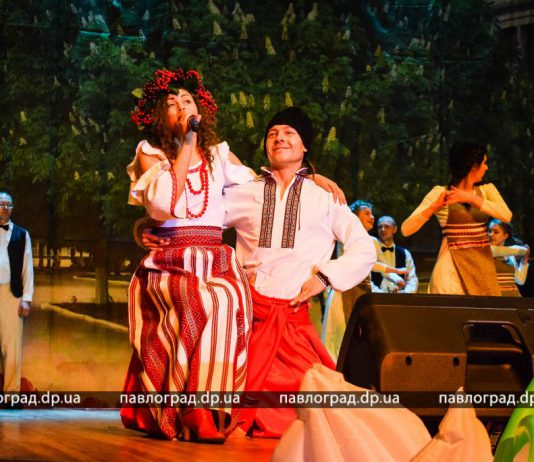 Как женщин Павлограда поздравляют с первым праздником весны (ФОТО и ВИДЕО)