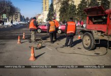 В центре Павлограда крышка люка «угрожала» автомобилям