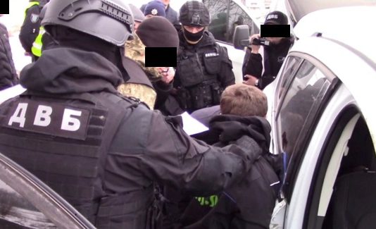 На Павлоградщине орудовала банда наркодиллеров, у которых «сидел на зарплате» сотрудник полиции (ФОТО и ВИДЕО)