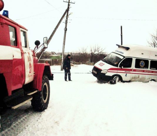В Павлограде «скорая помощь» трижды застревала в сугробах