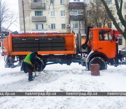 За двое суток на дороги Павлограда высыпали 155 т посыпочных материалов