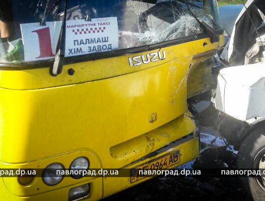 В Павлограде автобус попал в аварию, «скорая» забрала 18 человек (ВИДЕО)