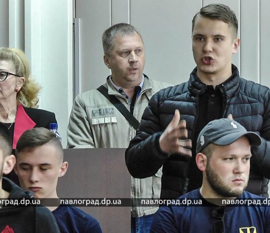 В Павлограде «Национальный корпус» сорвал сессию горсовета (ФОТО, ДОБАВЛЕНО ВИДЕО)