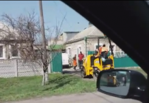 Подрядчик, ремонтирующий дороги, начал… класть асфальт в частном дворе (ОБНОВЛЕНО)