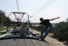 Опасная игра: на ж/д путях возле Павлограда дети цепляются за вагоны