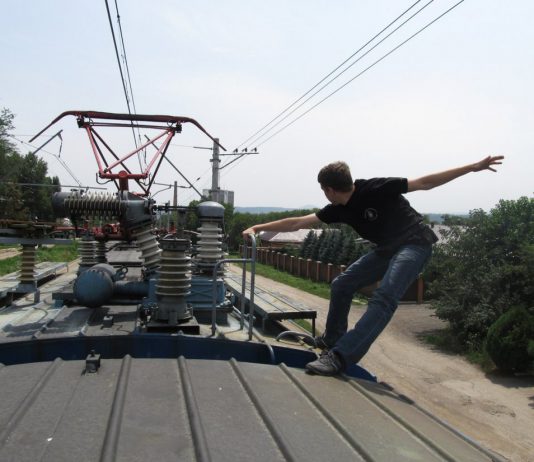 Шансы выжить минимальны: экстрим-прогулки на ЖД!