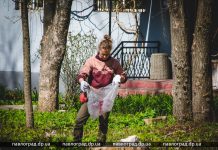 В спальных районах Павлограда активисты собрали и выбросили сотни подгузников и шприцов (ФОТО)