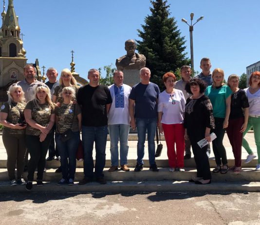 Мэр Павлограда и волонтёры привезли помощь в прифронтовую Марьинку