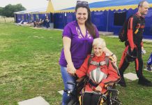 71-летняя павлоградка на инвалидной коляске прыгнула с парашютом (ФОТО и ДОБАВЛЕНО ВИДЕО)