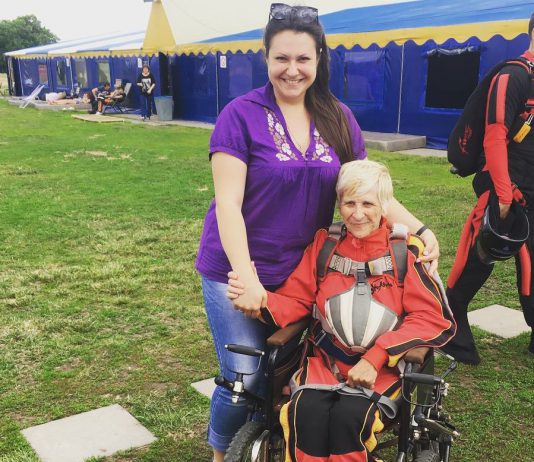 71-летняя павлоградка на инвалидной коляске прыгнула с парашютом (ФОТО и ДОБАВЛЕНО ВИДЕО)