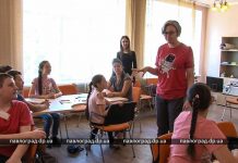 Павлоградских школьников учит английскому американка (ВИДЕО)