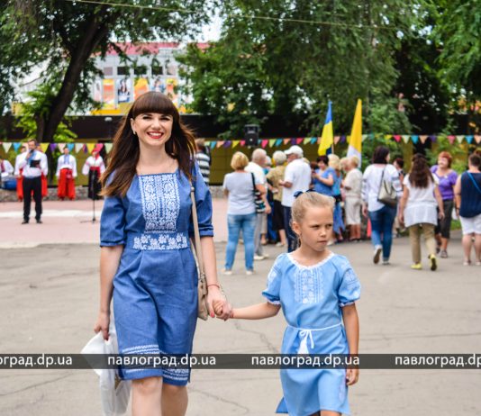 Павлоградцы отмечают День Конституции концертом под открытым небом (ФОТО)