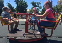 Великовозрастные дети ломают площадку в Детском парке?